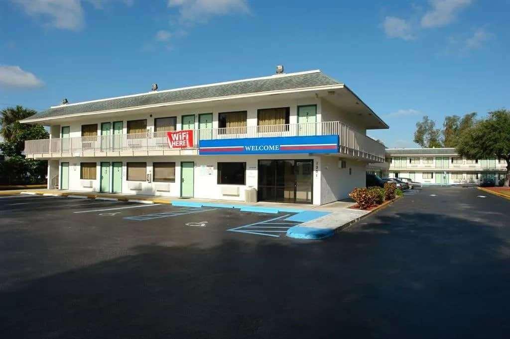 Travelodge By Wyndham Pompano Beach Buitenkant foto