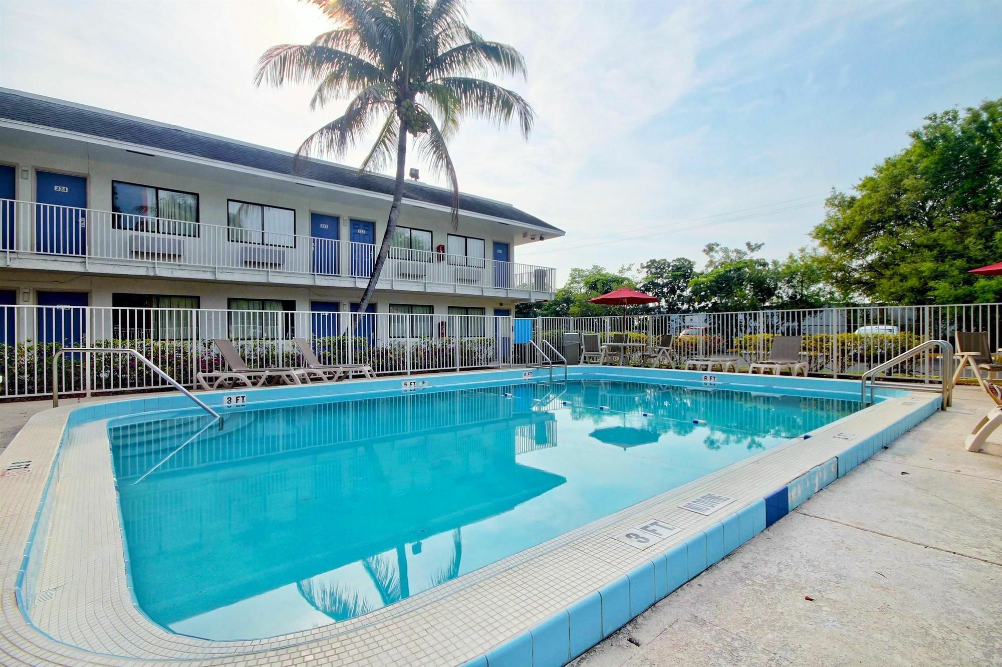 Travelodge By Wyndham Pompano Beach Buitenkant foto
